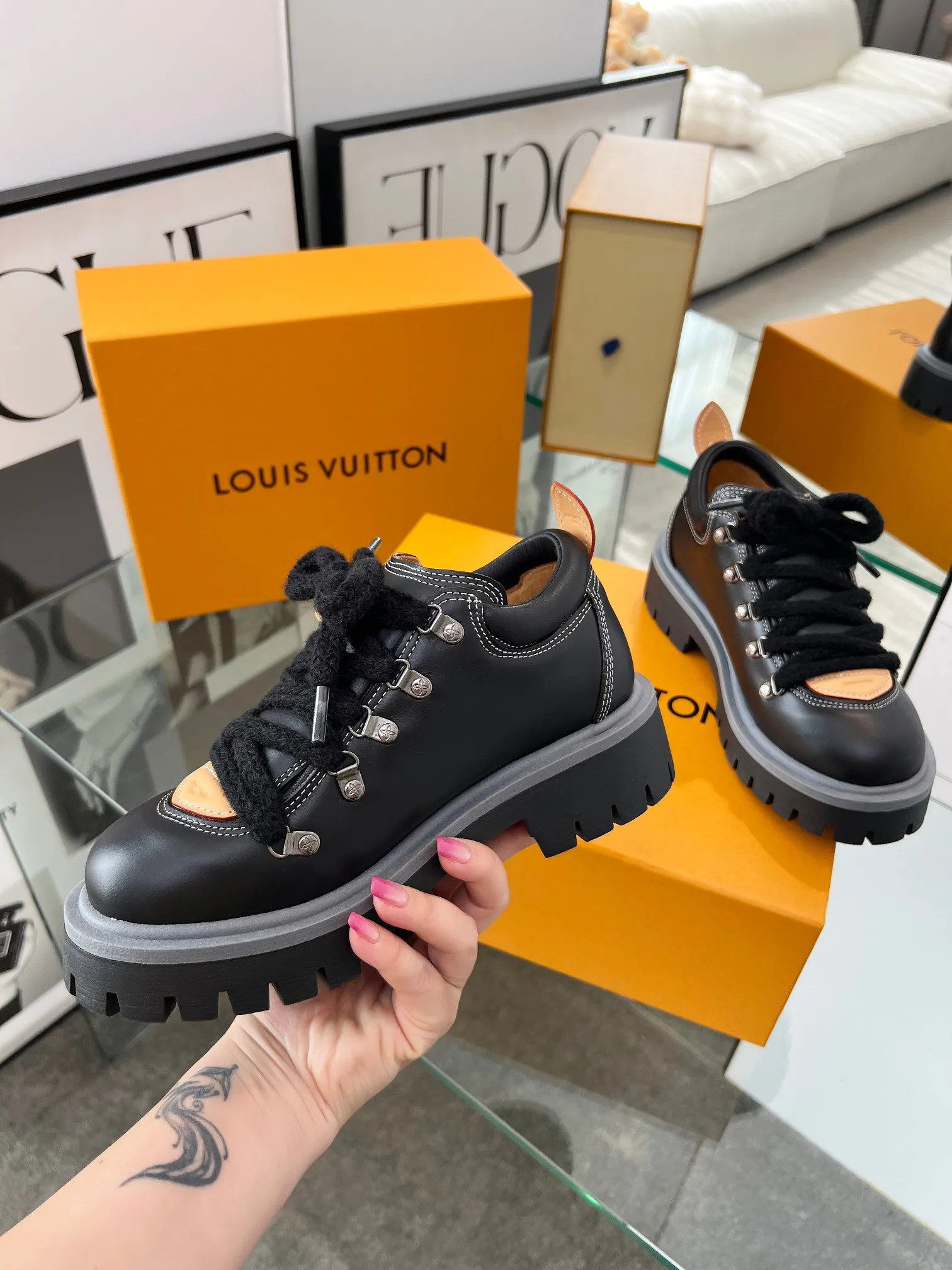 👟👟Ex-factory price 640👟👟 LV's new couple's thick-soled hiking shoes, your original custom-made large-soled shoe brand, giving the foot flexibility and freedom, a good pair of shoes to wear all summer. Fabric: First-layer imported calfskin, cowhide lining Size: 35-46 Welcome to send pictures to place orders